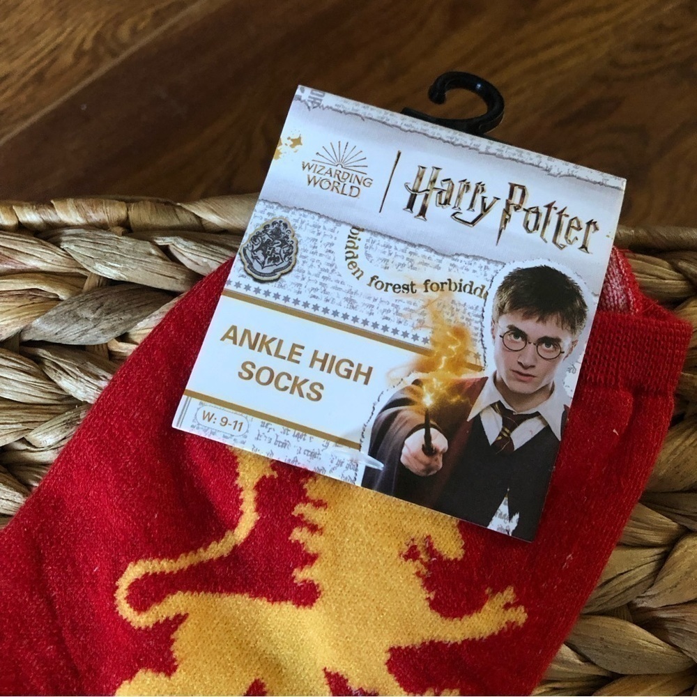 Harry Potter: Gryffindor House ankle high socks - Picture 2 of 4